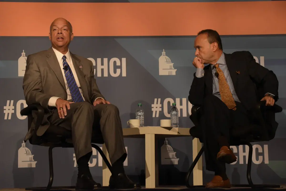 Representative Luis Gutiérrez and Secretary Johnson confer before the Secretary’s remarks at the Congressional Hispanic Caucus Institute 2015 Public Policy Conference.